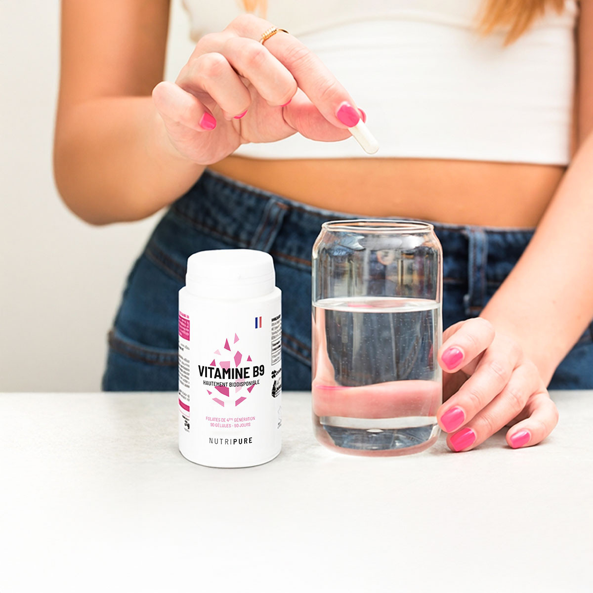 femme qui prend de la vitamine B9